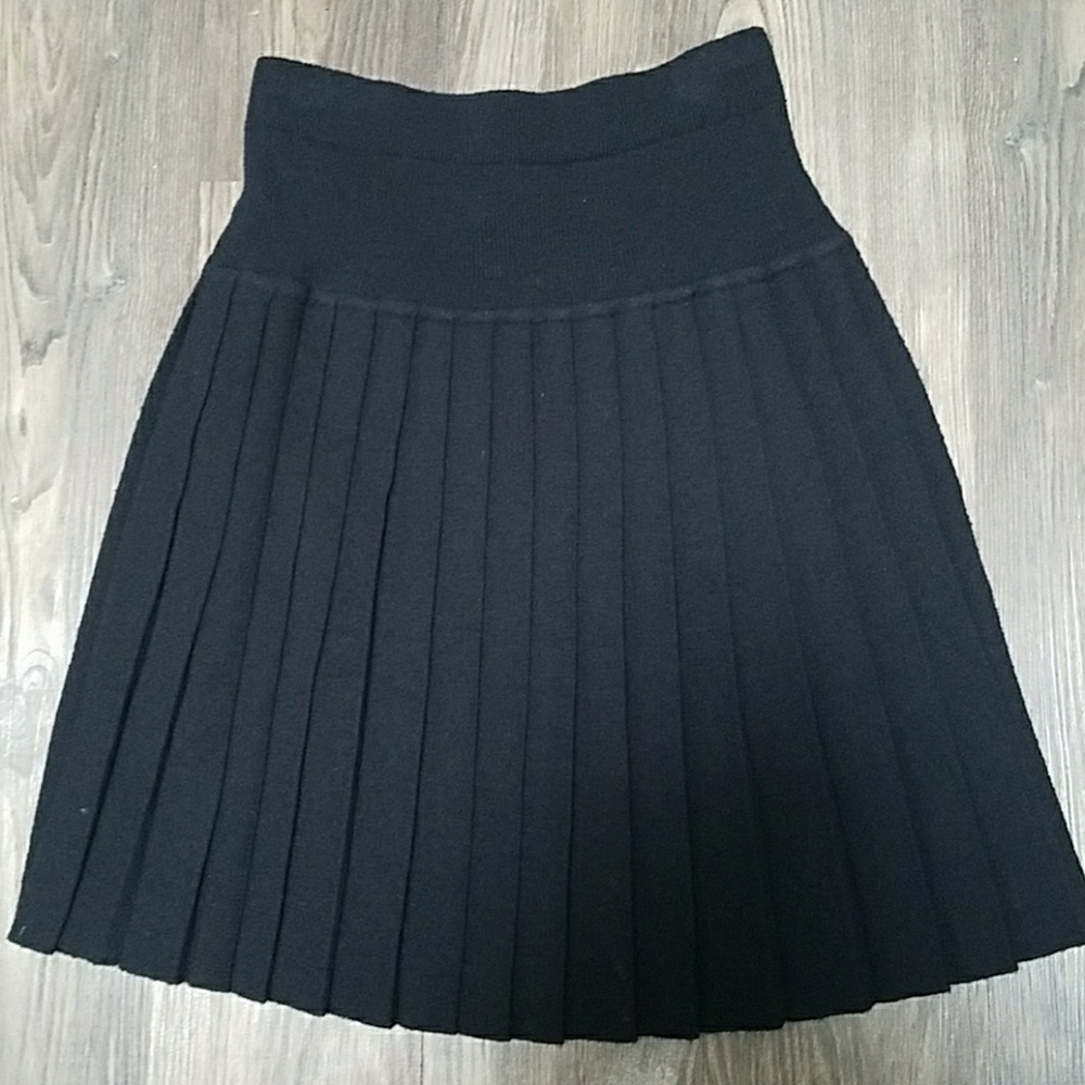 Pleated knit skirt